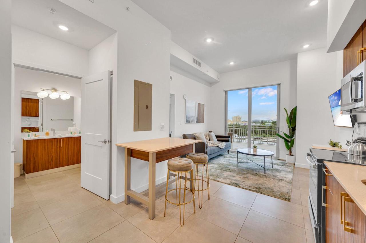 Apartment Modern Unit In Downtown With Free Parking *